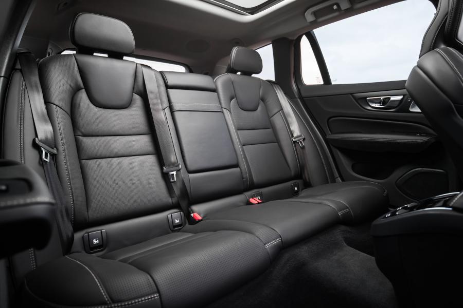 Интерьер Volvo V60 D4 Inscription 2018 года  (UK) (фото 23 из 34)